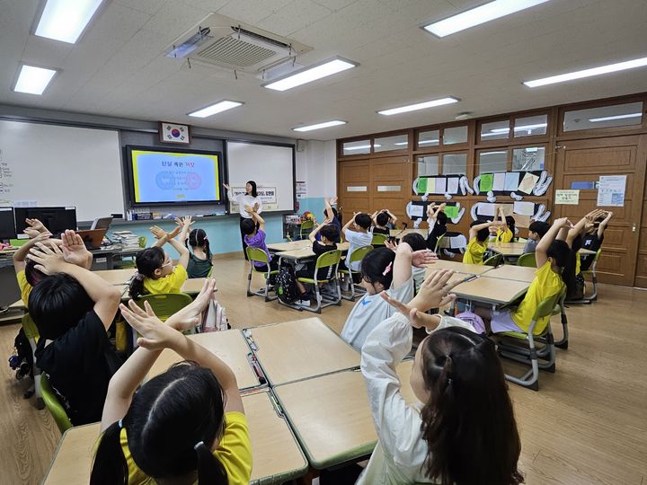 [양산=뉴시스] 가양초등학교에서 장애 인식개선을 돕는 찾아가는 공감 책마당 프로그램을 운영하고 있다. (사진= 양산시 제공) 2026.07.09. photo@newsis.com *재판매 및 DB 금지