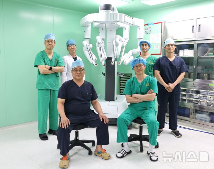 [포항=뉴시스] = 포항세명기독병원 로봇수술센터 다빈치 Xi 로봇수술이 300례를 달성했다. 사진은 로봇수술센터 의료진. (사진=포항세명기독병원 제공) 2026.07.09. photo@newsis.com