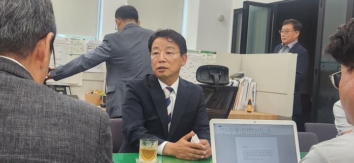 [대전=뉴시스]김찬술 대덕구청장이 9일 대전시청 기자실에서 차담회를 갖고 있다. 2026. 07. 09 photo@newsis.com *재판매 및 DB 금지