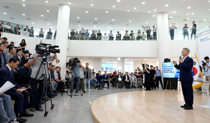 [전남광주=뉴시스] 민형배 전남광주통합특별시장이 9일 오후 무안청사 소공연장에서 열린 타운홀미팅에서 동부·무안·광주 3개 청사 기능 배분 및 행정 효율성, 균형발전 실현을 위한 시민들의 질의에 답변하고 있다. (사진 = 통합특별시 제공). 2026.07.09. photo@newsis.com *재판매 및 DB 금지