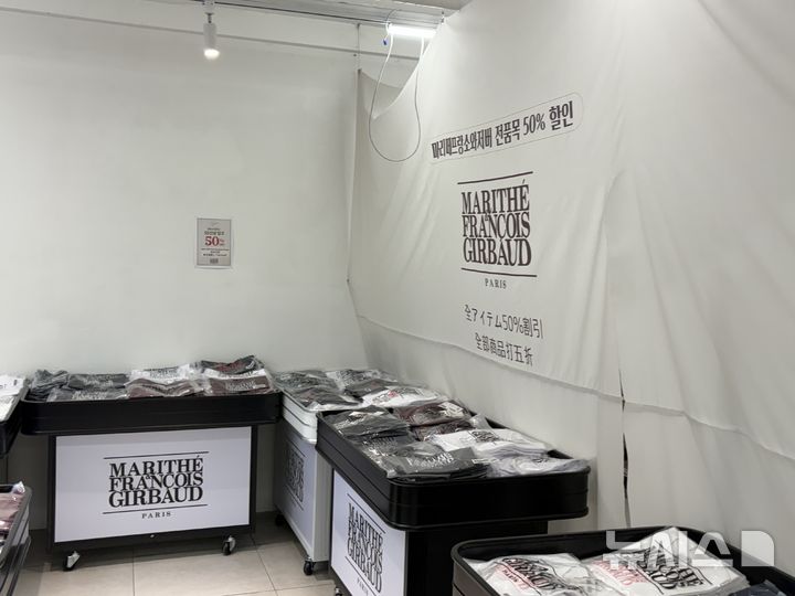 [서울=뉴시스] 권민지 기자 =서울 성수동에서 영업하고 있는 불법 마리떼 임시 할인 매장 내부. 2026.07.09. ming@newsis.com
