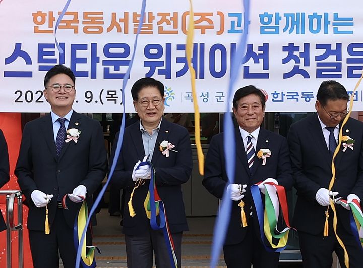 [울산=뉴시스] 9일 전남광주통합특별시 곡성군 삼기면에 새로 건립된 곡성 삼기 원격근무지(워케이션 센터)에서 열린 개소식에서 진호건 전남광주통합특별시의원. 권명호 한국동서발전 사장, 조상래 곡성군수, 김요순 곡성군의회 의장이 커팅식을 하고 있다. (사진=한국동서발전 제공) 2026.07.09. photo@newsis.com *재판매 및 DB 금지