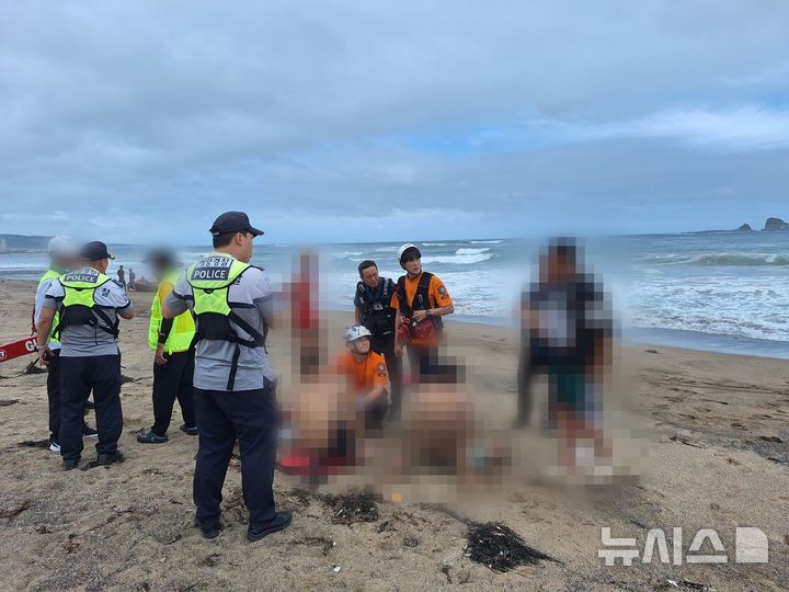 [제주=뉴시스] 9일 오후 제주 서귀포시 안덕면 해상에서 제트스키 전복 사고가 발생해 소방과 해경이 수습에 나서고 있다. (사진=제주소방안전본부 제공) 2026.07.09. photo@newsis.com