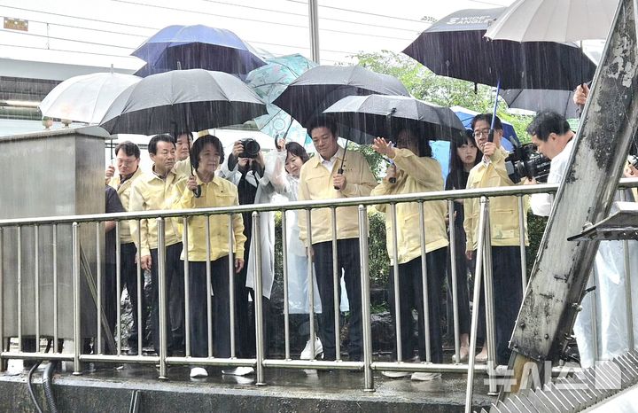 [안양=뉴시스] 경기도와 안양시 관계 공무원들이 9일 연현배수펌프장을 방문해 가동상태를 살피고 있다. (사진=안양시 제공) 2026.07.09. photo@newsis.com