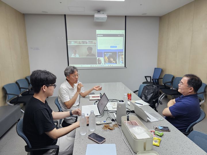 [대전=뉴시스]대전사회혁신센터 지원기업인 AI 스타트업 ㈜훙크테크놀로지스가 실시간 AI 커뮤니케이션 코파일럿 'Sioux Assistant(쑤 어시스턴트)'를 구현하고 있다. 2026. 07. -9 photo@newsis.com *재판매 및 DB 금지