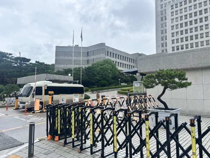[서울=뉴시스]정재훈 인턴기자=윤석열 전 대통령의 체포방해 사건에 대한 첫 대법원 판결이 나온 9일 오후 서울 서초동 대법원 앞. 2026.07.09. photo@newsis.com *재판매 및 DB 금지
