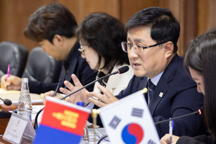 [세종=뉴시스] 기후에너지환경부는 이재명 대통령의 몽골 국빈방문을 계기로 9일 몽골 울란바타르에서 몽골 에너지부와 에너지전환 협력 양해각서(MOU)를 체결했다고 밝혔다. (사진=기후부 제공) 2026.07.09. photo@newsis.com *재판매 및 DB 금지