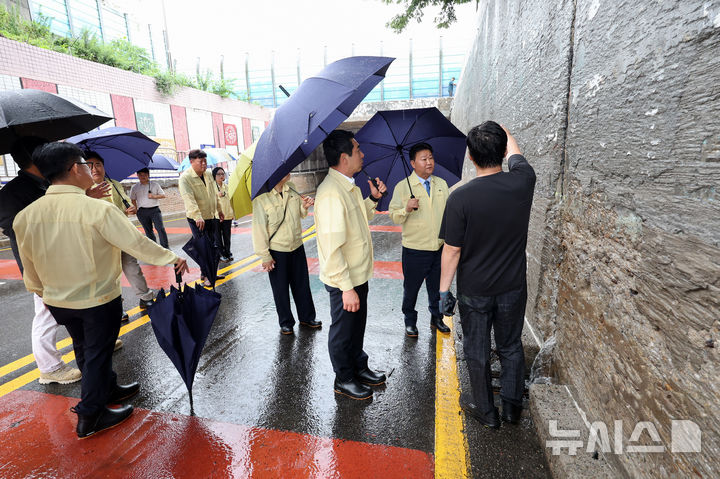 [오산=뉴시스] 경기 오산시의회 의원들이 호우경보 발효되자 오산천 일대에서 긴급 현장점검을 벌이고 있다. (사진=오산시의회 제공) 2026.08.07.09. photo@newsis.com 