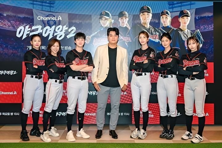 [서울=뉴시스] 9일 서울 영등포구 LG트윈타워에서 열린 채널A 새 예능 프로그램 '야구여왕2' 기자간담회에는 신재호 PD, 강숙경 작가, 추신수 감독, 김온아, 송아, 아야카, 장수영, 주수진, 박하얀이 참석했다. (사진=채널A 제공) 2026.07.09. photo@newsis.com *재판매 및 DB 금지