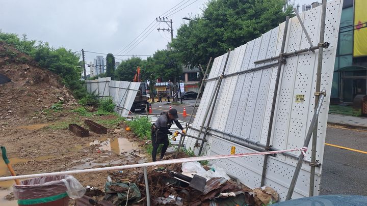 연수구 동춘동 가설펜스 전도 현장. (사진=인천시 제공) 2026.07.09. photo@newsis.com *재판매 및 DB 금지