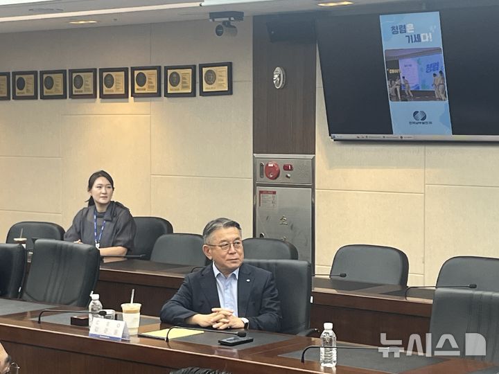 [세종=뉴시스]한국남부발전은 지난 8일 김준동 사장 주재 현안 점검회의를 기점으로 주요 경영회의 시작 전 시간을 활용해 CEO와 임직원이 직접 사내 청렴 가치를 공유하는 '청렴 다짐 10분' 프로그램을 도입했다.(사진=남부발전 제공)