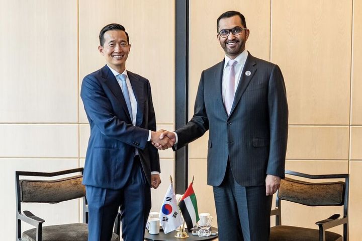 [서울=뉴시스] 김동관 한화 부회장이 술탄 알 자베르 아랍에미리트(UAE) 산업첨단기술부 장관 겸 아부다비국영석유회사(애드녹) 최고경영자(CEO)와 기념 촬영하는 모습. (사진=SNS 갈무리) 2026.07.09 photo@newsis.com *재판매 및 DB 금지 *재판매 및 DB 금지