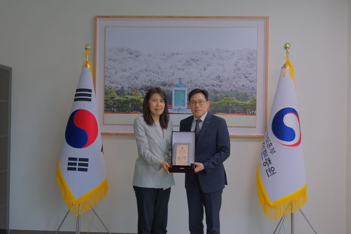 [서울=뉴시스] 정보통신기획평가원(IITP)이 국립대전현충원 묘역정화 봉사활동을 7년째 이어온 공로로 국가보훈부장관 감사패를 받았다. (사진=IITP 제공) *재판매 및 DB 금지