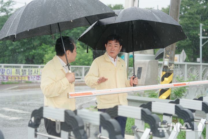 [오산=뉴시스] 오산천 주변 현장점검을 벌이고 있는 조용호 시장(사진 오른쪽) (사진=오산시 제공) 2026.07.09.photo@newsis.com 
