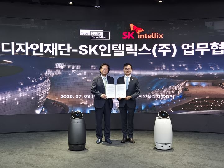 [서울=뉴시스] 서울디자인재단과 SK인텔릭스가 9일 동대문디자인플라자(DDP)에서 업무협약을 체결한 뒤 협약서를 들어 보이고 있다. (사진=서울디자인재단 제공) 2026.07.09. photo@newsis.com *재판매 및 DB 금지