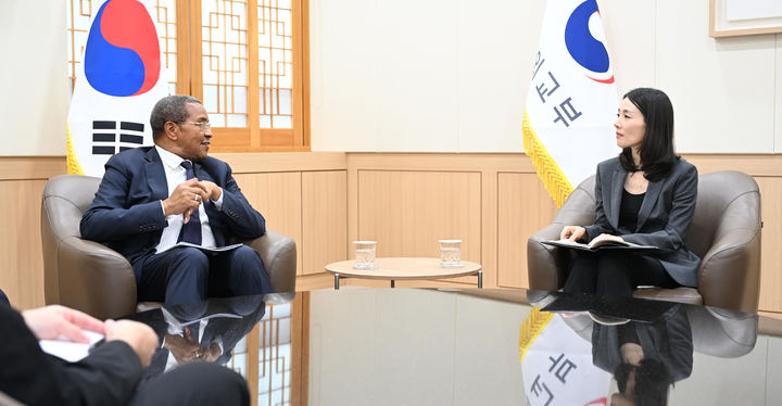 [서울=뉴시스]외교부는 김진아 제2차관이 방한 중인 자카야 키퀘테 '교육을 위한 글로벌 파트너십(GPE)' 이사회 의장을 9일 서울 외교부 청사에서 접견했다고 밝혔다. (사진 외교부 제공) *재판매 및 DB 금지