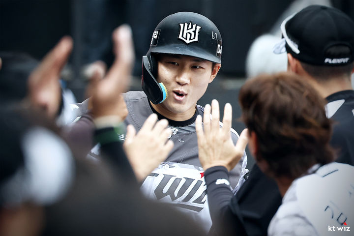 [서울=뉴시스] 프로야구 KT 위즈 최원준이 21일 수원KT위즈파크에서 열린 2026 신한 쏠 KBO리그 KIA 타이거즈와의 경기에서 홈런을 친 뒤 동료들의 축하를 받고 있다. (사진=KT 위즈 제공) 2026.06.21. *재판매 및 DB 금지