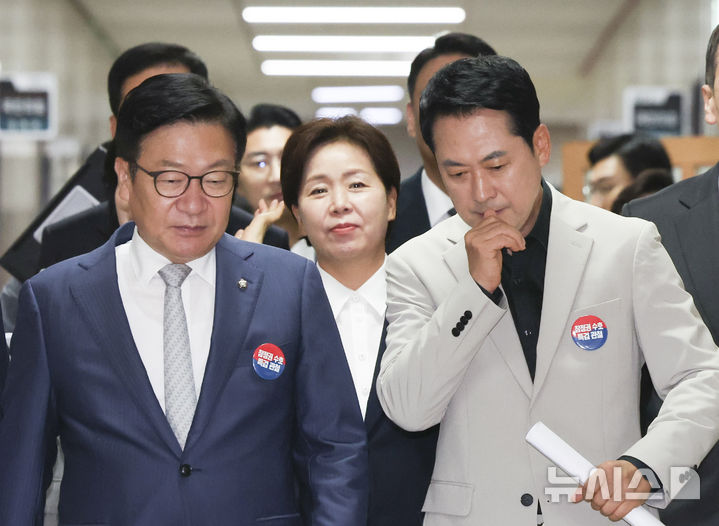 [서울=뉴시스] 김근수 기자 = 장동혁 국민의힘 대표와 정점식 원내대표가 9일 오전 서울 여의도 국회에서 열린 최고위원회의에 참석하고 있다. 2026.07.09. ks@newsis.com