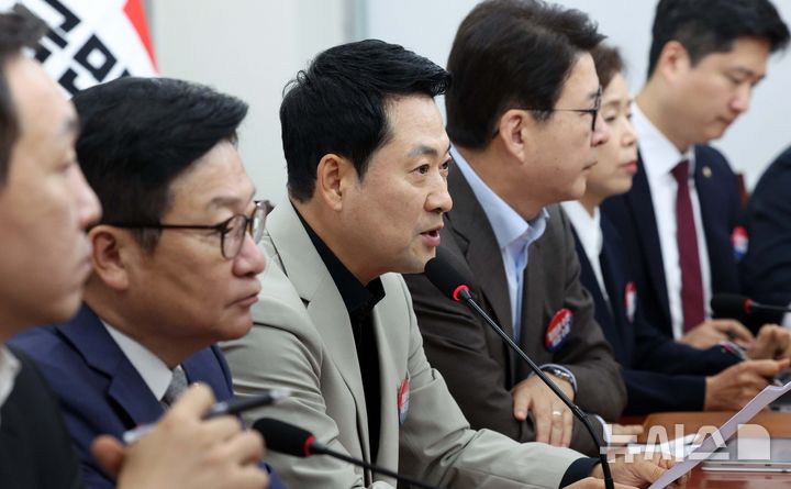 [서울=뉴시스] 고범준 기자 = 장동혁 국민의힘 대표가 9일 서울 여의도 국회에서 열린 최고위원회의에서 발언하고 있다. 2026.07.09. bjko@newsis.com