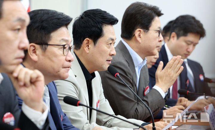 [서울=뉴시스] 고범준 기자 = 장동혁 국민의힘 대표가 9일 서울 여의도 국회에서 열린 최고위원회의에서 발언하고 있다. 2026.07.09. bjko@newsis.com