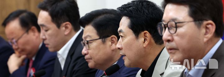 [서울=뉴시스] 고범준 기자 = 장동혁 국민의힘 대표가 9일 서울 여의도 국회에서 열린 최고위원회의에서 발언하고 있다. 2026.07.09. bjko@newsis.com