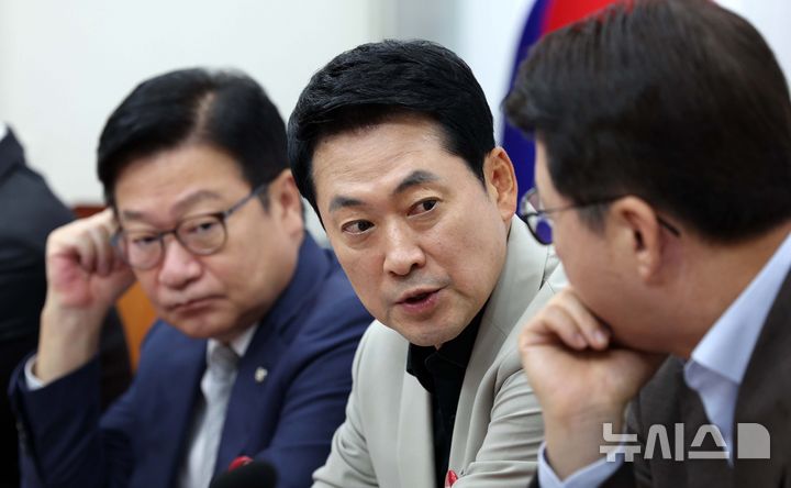 [서울=뉴시스] 고범준 기자 = 장동혁 국민의힘 대표가 9일 서울 여의도 국회에서 열린 최고위원회의에서 신동욱 의원과 대화를 하고 있다. 왼쪽은 정점식 원내대표. 2026.07.09. bjko@newsis.com