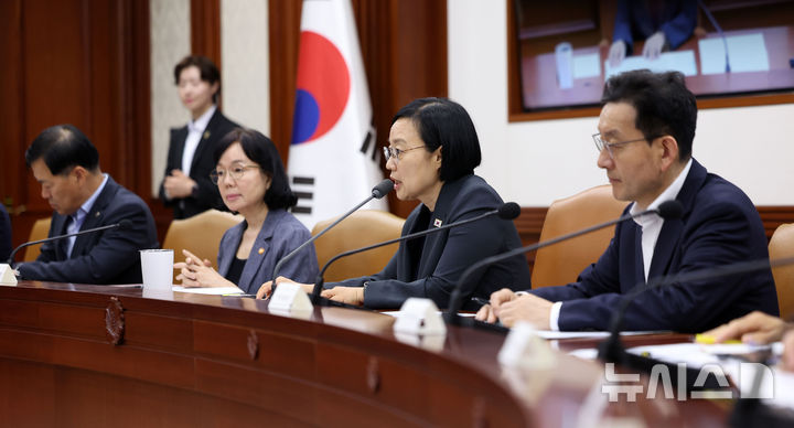 [서울=뉴시스] 김선웅 기자 = 한성숙 국무총리가 9일 서울 종로구 정부서울청사에서 국가정책조정회의를 주재하고 있다. 2026.07.09. mangusta@newsis.com