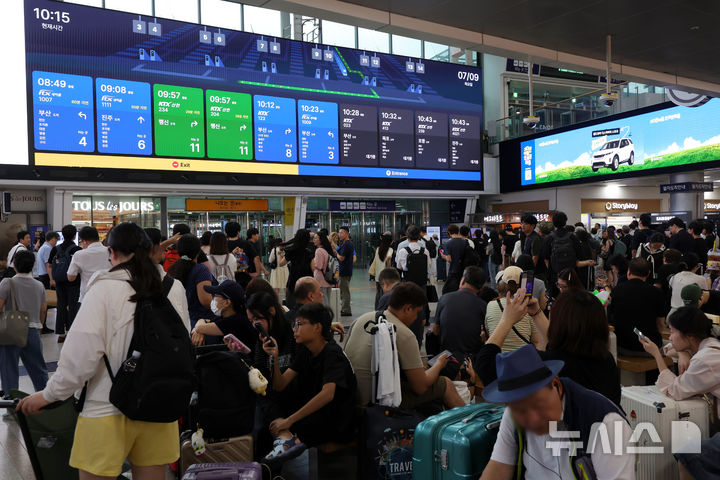 [서울=뉴시스] 홍효식 기자 = 대전·충청지역 집중호우로 일반열차 운행이 지연되고 있는 9일 서울역 전광판에 ITX-새마을 열차 지연 문구가 나오고 있다. 2026.07.09. yesphoto@newsis.com