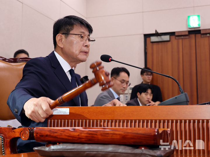 [서울=뉴시스] 최진석 기자 = 서삼석 농해수위 위원장이 9일 여의도 국회에서 열린 농림축산식품해양수산위원회 전체회의에서 의사봉을 두드리고 있다. 2026.07.09. myjs@newsis.com