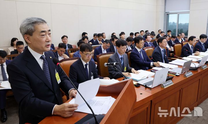 [서울=뉴시스] 고범준 기자 = 신현송 한국은행 총재가 9일 서울 여의도 국회에서 열린 재정경제기획위원회 전체회의에서 인사말을 하고 있다. 2026.07.09. bjko@newsis.com