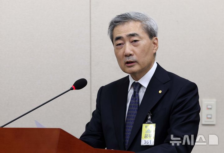 [서울=뉴시스] 고범준 기자 = 신현송 한국은행 총재가 9일 서울 여의도 국회에서 열린 재정경제기획위원회 전체회의에서 인사말을 하고 있다. 2026.07.09. bjko@newsis.com