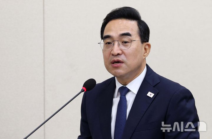 [서울=뉴시스] 고범준 기자 = 박홍근 기획예산처 장관이 9일 서울 여의도 국회에서 열린 재정경제기획위원회 전체회의에서 인사말을 하고 있다. 2026.07.09. bjko@newsis.com