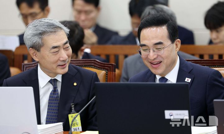 [서울=뉴시스] 고범준 기자 = 사진은 박홍근 기획예산처 장관과 신현송 한국은행 총재가 지난 9일 서울 여의도 국회에서 열린 재정경제기획위원회 전체회의에서 대화를 하고 있는 모습. 2026.07.09. bjko@newsis.com