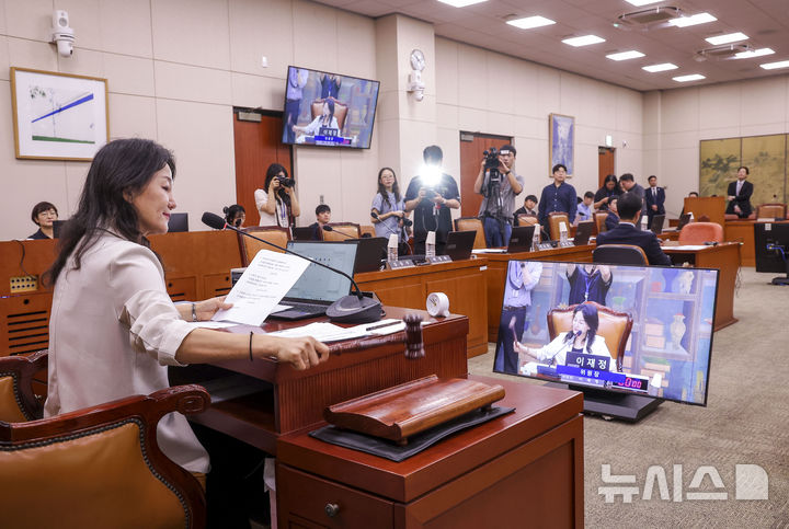 [서울=뉴시스] 정병혁 기자 = 이재정 국회 문회체육관광위원장이 9일 서울 여의도 국회에서 열린 문화체육관광위원회 회의에서 의사봉을 두드리고 있다. 2026.07.09. jhope@newsis.com
