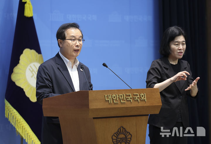 [서울=뉴시스] 김근수 기자 = 이건태 더불어민주당 의원이 9일 오전 서울 여의도 국회 소통관에서 나경원 국민의힘 의원의 ‘3대 메가 프로젝트’ 음모론 제기를 규탄하는 기자회견을 하고 있다. 2026.07.09. ks@newsis.com