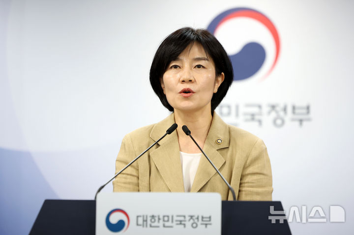 [서울=뉴시스] 김선웅 기자 = 현수엽 보건복지부 1차관이 지난 9일 서울 종로구 정부서울청사에서 금융 위기가구 발굴 및 지원 강화방안을 설명하고 있다. 2026.07.09. mangusta@newsis.com