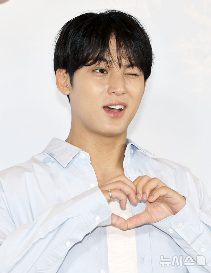 윙크하는 세븐틴 민규