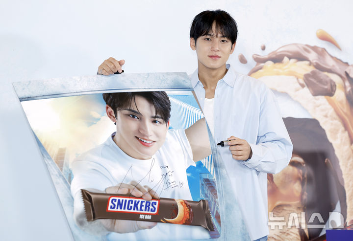 사인들고 포즈 취하는 민규