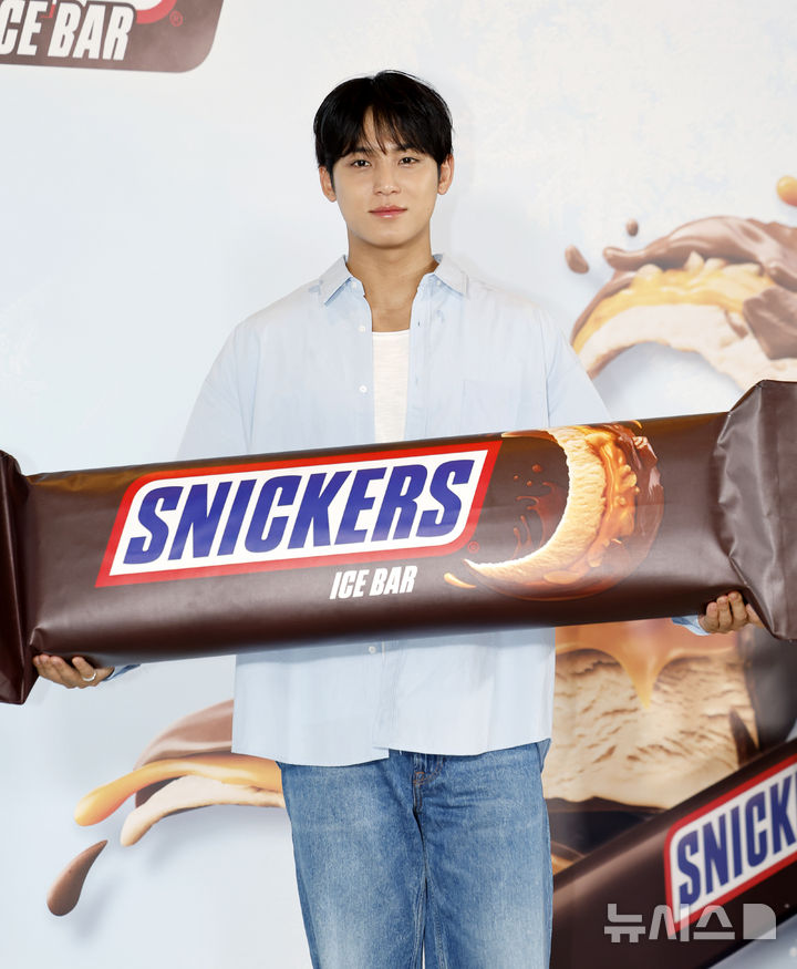 포즈 취하는 스니커즈 앰배서더 세븐틴 민규