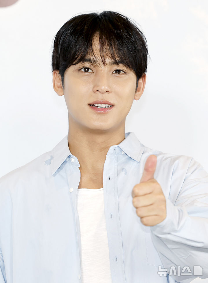 엄지 척 민규
