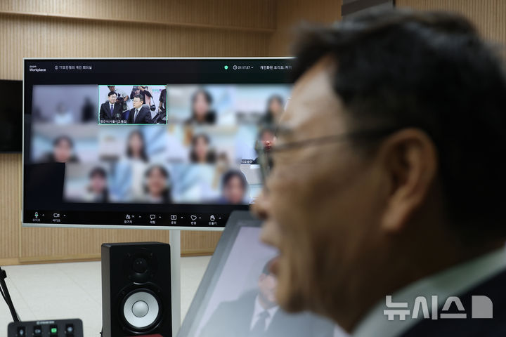 온라인으로 학생들과 소통하는 정근식 교육감