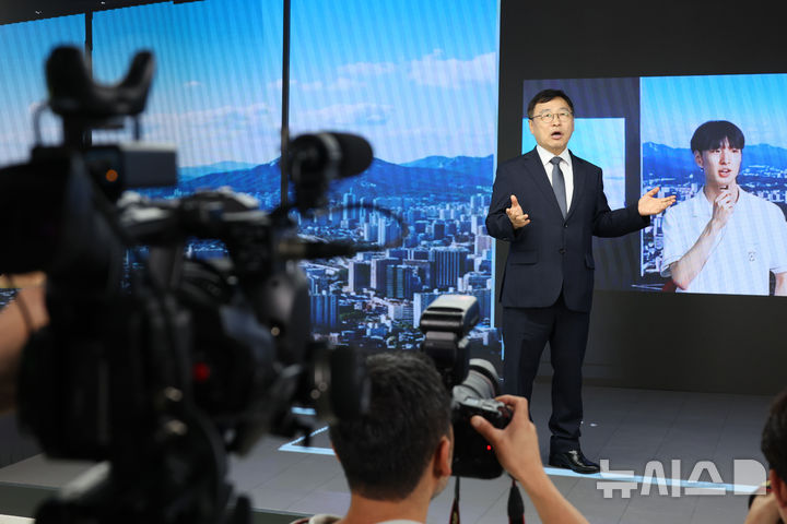 [서울=뉴시스] 고승민 기자 = 정근식 서울시교육감이 9일 서울 성동구 서울온라인학교에서 열린 개교식에서 XR 스튜디오 시설을 탐방하고 있다. 2026.07.09. kkssmm99@newsis.com