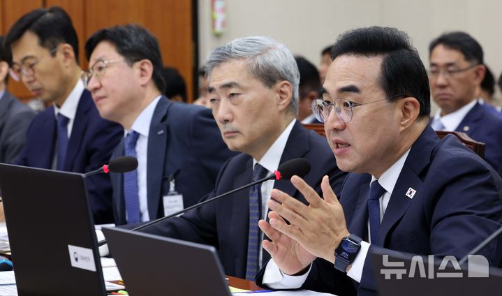 [서울=뉴시스] 고범준 기자 = 박홍근 기획예산처 장관이 9일 서울 여의도 국회에서 열린 재정경제기획위원회 전체회의에서 의원 질의에 답변하고 있다. 2026.07.09. bjko@newsis.com