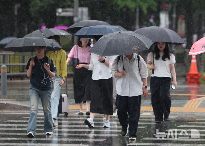 [서울=뉴시스] 김명년 기자 = 많은 비가 내린 9일 오전 서울 종로구 세종대로 사거리에서 시민들이 우산을 쓰고 발걸음을 재촉하고 있다. 2026.07.09. kmn@newsis.com