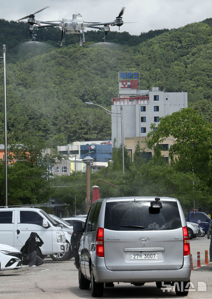  [부산=뉴시스] 하경민 기자 = '핵·대량살상무기(WMD) 사후관리 훈련'이 열린 9일 부산 강서구 렛츠런파크 부산경남에서 군 장병들이 드론 등을 동원해 진입차량에 대한 제독작업을 하고 있다.&nbsp; 이날 훈련에는 53사단과 부산시, 부산소방재난본부, 부산경찰청 등 29개 지자체 및 기관이 참가했다. 2026.07.09. yulnetphoto@newsis.com