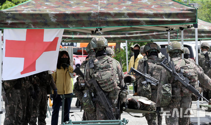  [부산=뉴시스] 하경민 기자 = '핵·대량살상무기(WMD) 사후관리 훈련'이 열린 9일 부산 강서구 렛츠런파크 부산경남에서 군 장병들이 부상자를 옮기고 있다. 이날 훈련에는 53사단과 부산시, 부산소방재난본부, 부산경찰청 등 29개 지자체 및 기관이 참가했다. 2026.07.09. yulnetphoto@newsis.com