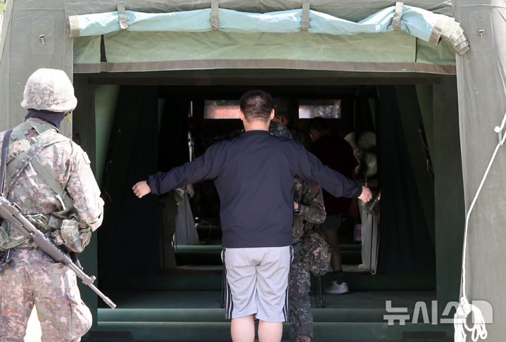  [부산=뉴시스] 하경민 기자 = '핵·대량살상무기(WMD) 사후관리 훈련'이 열린 9일 부산 강서구 렛츠런파크 부산경남에서 군 장병들이 이재민에 대한 신체 제독을 실시하고 있다. 이날 훈련에는 53사단과 부산시, 부산소방재난본부, 부산경찰청 등 29개 지자체 및 기관이 참가했다. 2026.07.09. yulnetphoto@newsis.com
