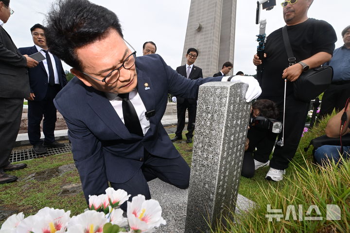 [전남광주=뉴시스] 이영주 기자 = 송영길 더불어민주당 당대표 후보가 9일 오후 전남광주 북구 운정동 국립5·18민주묘지를 찾아 '5·18시민군 대변인' 고(故) 윤상원 열사의 묘소를 참배하고 있다. 2026.07.09. leeyj2578@newsis.cpm