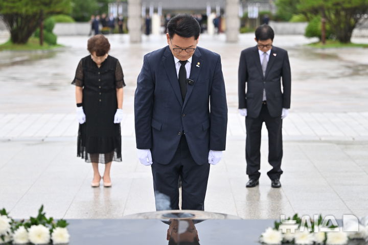 [전남광주=뉴시스] 이영주 기자 = 송영길 더불어민주당 당대표 후보가 9일 오후 전남광주 북구 운정동 국립5·18민주묘지를 찾아 오월 영령을 향해 참배하고 있다. 2026.07.09. leeyj2578@newsis.com
