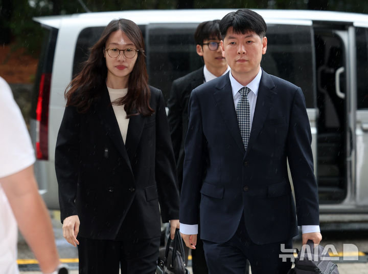 [서울=뉴시스] 이영환 기자 = 장준호(현 성남지청장, 오른쪽부터) 전 내란특검 수사팀장, 유승재 검사, 장지영 검사가 9일 오후 서울 서초구 대법원에서 열린 윤석열 전 대통령 체포방해 사건 상고심 선고기일에 출석하고 있다. 2026.07.09. 20hwan@newsis.com